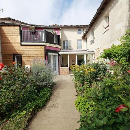 La Loge Des Fees Bed & Breakfast Latillé Екстериор снимка