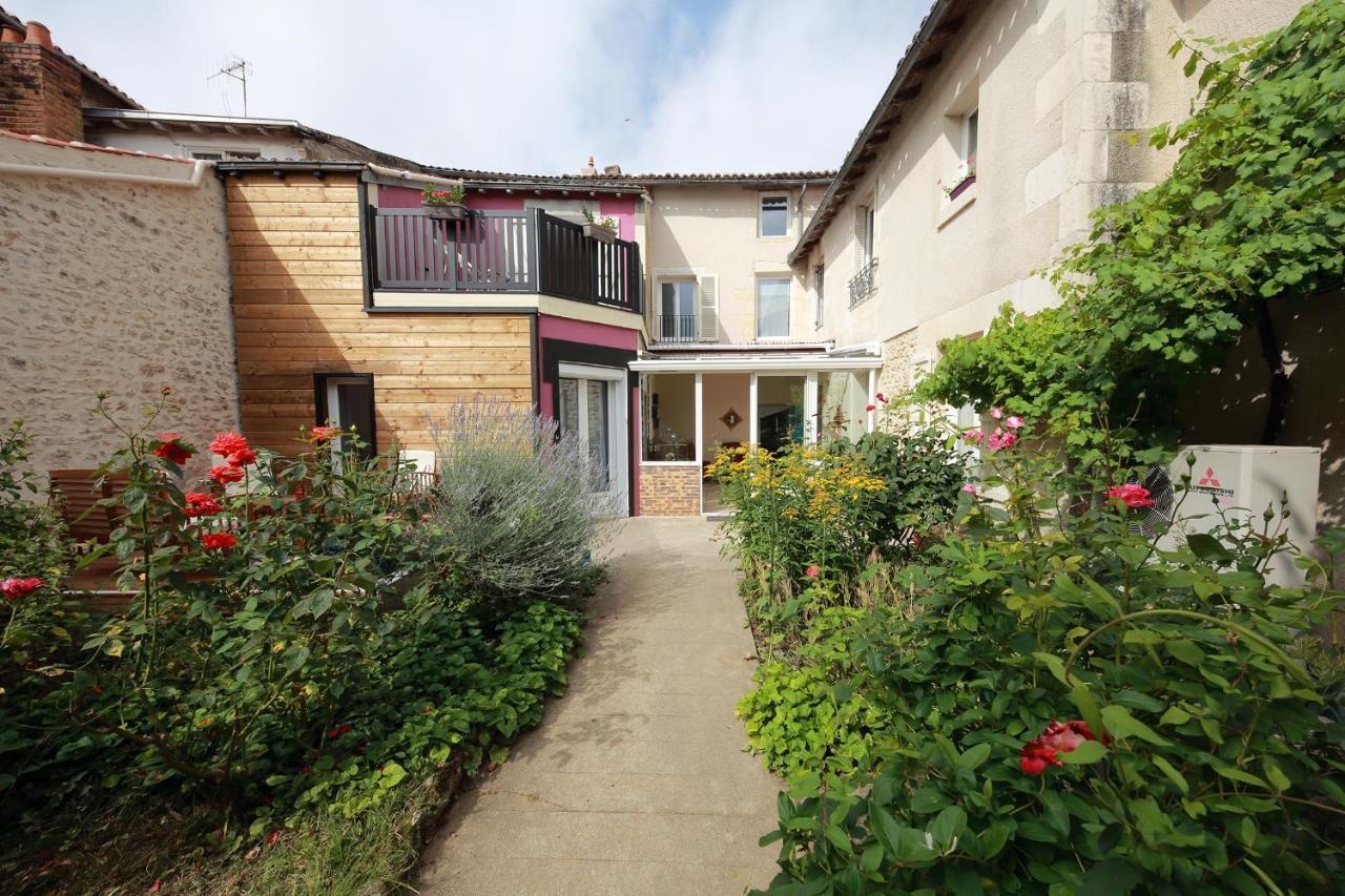 La Loge Des Fees Bed & Breakfast Latillé Екстериор снимка