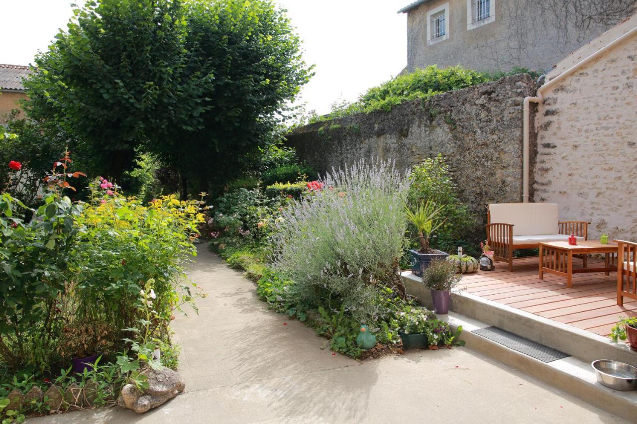 La Loge Des Fees Bed & Breakfast Latillé Екстериор снимка